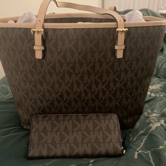 ❌SOLD❌Michael Kors Jet Set Travel Top Zip Signature
Tote Brown. & Wallet - Picture 3 of 13